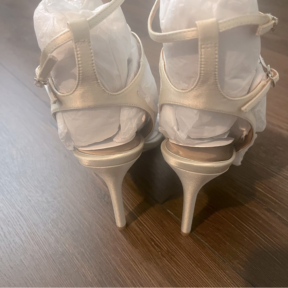Badgley Mischka Gold Embellished Women's Sandals 9 - Picture 3 of 6
